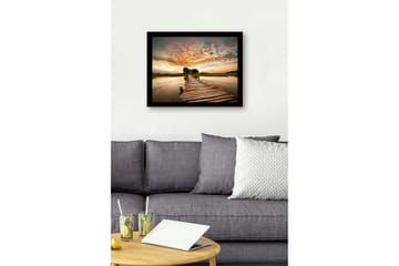 Inramad Canvastavla i trä - 41x56 cm - Vacker brygga som sträcker sig över stilla vatten vid solnedgång - Orange / Blå / Grön - Inredning - Tavlor & posters - Canvastavla