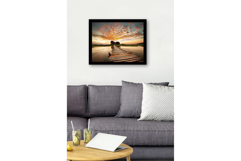 Inramad Canvastavla i trä - 41x56 cm - Vacker brygga som sträcker sig över stilla vatten vid solnedgång - Orange / Blå / Grön - Inredning - Tavlor & posters - Canvastavla