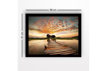 Inramad Canvastavla i trä - 41x56 cm - Vacker brygga som sträcker sig över stilla vatten vid solnedgång - Orange / Blå / Grön - Inredning - Tavlor & posters - Canvastavla