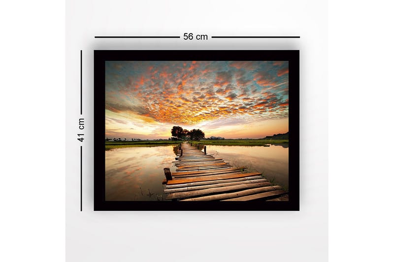 Inramad Canvastavla i trä - 41x56 cm - Vacker brygga som sträcker sig över stilla vatten vid solnedgång - Orange / Blå / Grön - Inredning - Tavlor & posters - Canvastavla