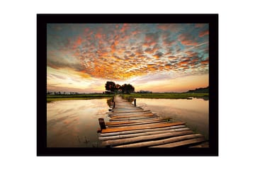 Inramad Canvastavla i trä - 41x56 cm - Vacker brygga som sträcker sig över stilla vatten vid solnedgång - Orange / Blå / Grön - Inredning - Tavlor & posters - Canvastavla