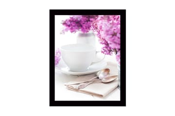 Inramad Canvastavla i trä - 41x56 cm - Vacker dukning med lilablommor och en vit kopp - Lila / Vit - Inredning - Tavlor & posters - Canvastavla