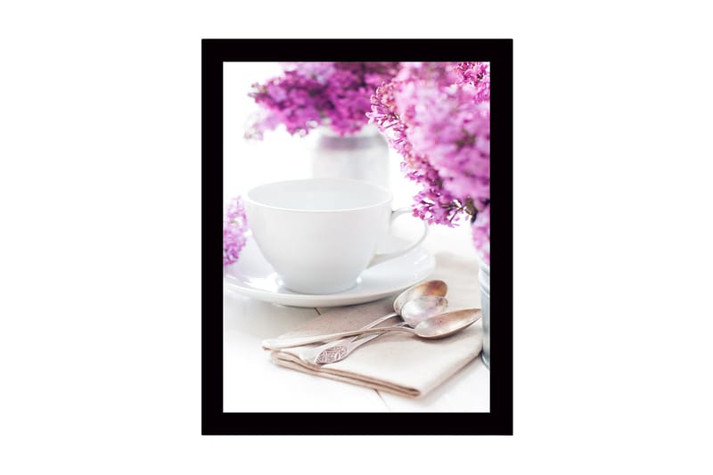 Inramad Canvastavla i trä - 41x56 cm - Vacker dukning med lilablommor och en vit kopp, Lila / Vit