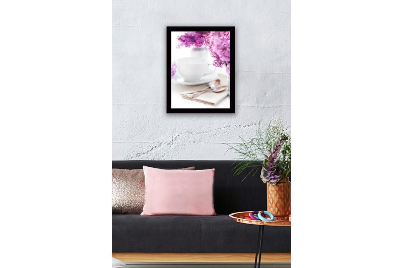 Inramad Canvastavla i trä - 41x56 cm - Vacker dukning med lilablommor och en vit kopp - Lila / Vit - Inredning - Tavlor & posters - Canvastavla
