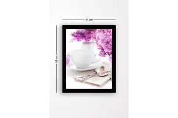 Inramad Canvastavla i trä - 41x56 cm - Vacker dukning med lilablommor och en vit kopp - Lila / Vit - Inredning - Tavlor & posters - Canvastavla