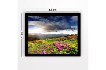 Inramad Canvastavla i trä - 41x56 cm - Vacker fjällandskap med blomstrande ängar - Grön / Rosa / Blå - Inredning - Tavlor & posters - Canvastavla