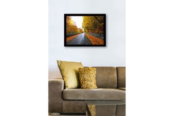 Inramad Canvastavla i trä - 41x56 cm - Vacker höstlandskap med en väg omgiven av gyllene träd - Guld / Orange / Grå - Inredning - Tavlor & posters - Canvastavla
