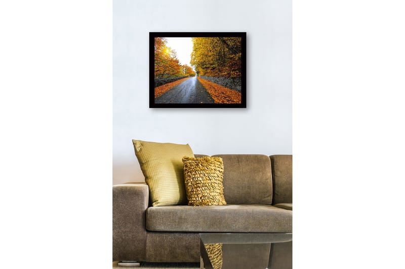 Inramad Canvastavla i trä - 41x56 cm - Vacker höstlandskap med en väg omgiven av gyllene träd - Guld / Orange / Grå - Inredning - Tavlor & posters - Canvastavla