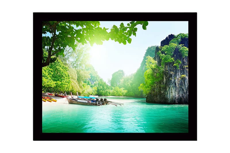 Inramad Canvastavla i trä - 41x56 cm - Vacker kustlandskap med båtar vid en grönskande strand, Grön / Turkos / Blå