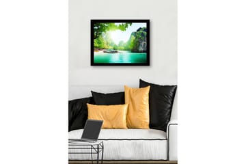 Inramad Canvastavla i trä - 41x56 cm - Vacker kustlandskap med båtar vid en grönskande strand - Grön / Turkos / Blå - Inredning - Tavlor & posters - Canvastavla