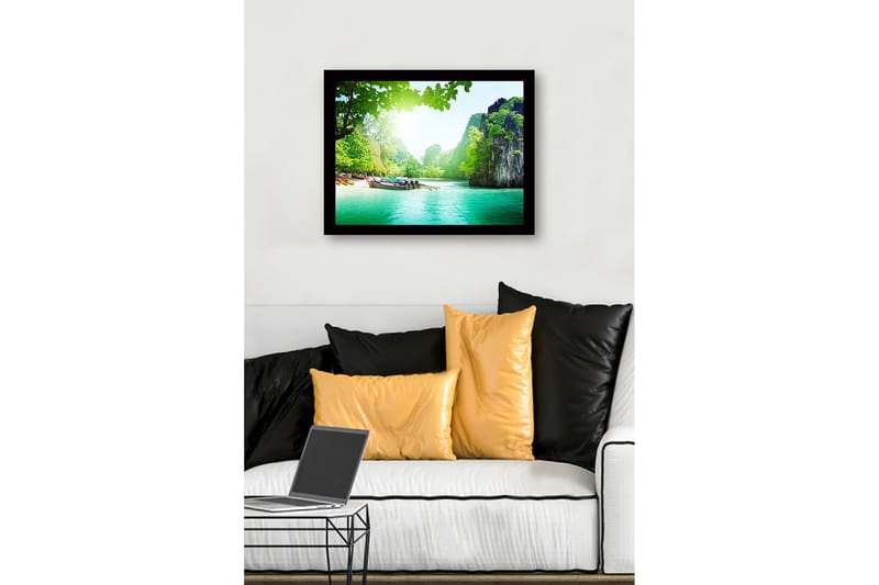 Inramad Canvastavla i trä - 41x56 cm - Vacker kustlandskap med båtar vid en grönskande strand - Grön / Turkos / Blå - Inredning - Tavlor & posters - Canvastavla