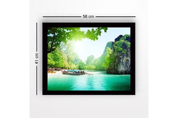 Inramad Canvastavla i trä - 41x56 cm - Vacker kustlandskap med båtar vid en grönskande strand - Grön / Turkos / Blå - Inredning - Tavlor & posters - Canvastavla