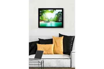 Inramad Canvastavla i trä - 41x56 cm - Vacker kustlandskap med båtar vid en grönskande strand - Grön / Turkos / Blå - Inredning - Tavlor & posters - Canvastavla