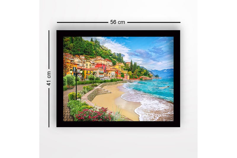 Inramad Canvastavla i trä - 41x56 cm - Vacker kustlinje med färgglada hus och grönskande omgivningar - Blå / Grön / Gul - Inredning - Tavlor & posters - Canvastavla