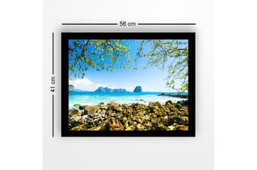 Inramad Canvastavla i trä - 41x56 cm - Vacker kustlinje med klippor och klart blått hav - Blå / Grön / Beige - Inredning - Tavlor & posters - Canvastavla