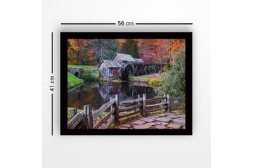 Inramad Canvastavla i trä - 41x56 cm - Vacker kvarn vid en spegelblanka sjö omgiven av höstfärger - Grön / Orange / Brun - Inredning - Tavlor & posters - Canvastavla