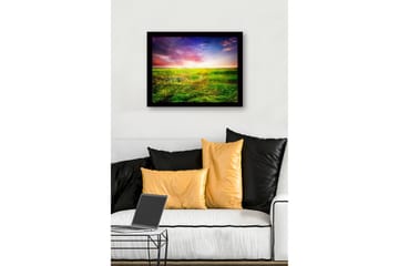 Inramad Canvastavla i trä - 41x56 cm - Vacker landskapsvy med grönskande ängar och färgsprakande himmel - Grön / Gul / Lila - Inredning - Tavlor & posters - Canvastavla