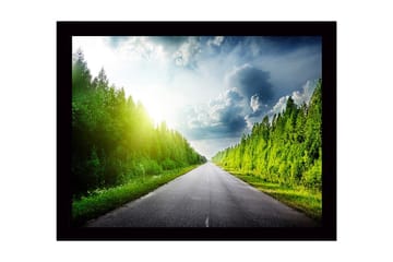 Inramad Canvastavla i trä - 41x56 cm - Vacker landsväg omgiven av grönskande träd och en ljus himmel - Grön / Blå / Gul - Inredning - Tavlor & posters - Canvastavla