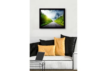 Inramad Canvastavla i trä - 41x56 cm - Vacker landsväg omgiven av grönskande träd och en ljus himmel - Grön / Blå / Gul - Inredning - Tavlor & posters - Canvastavla