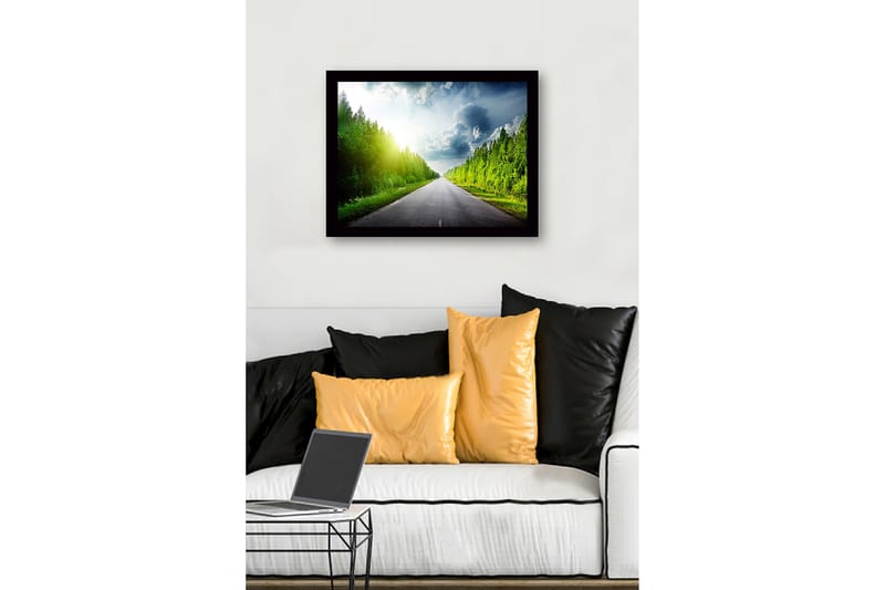 Inramad Canvastavla i trä - 41x56 cm - Vacker landsväg omgiven av grönskande träd och en ljus himmel - Grön / Blå / Gul - Inredning - Tavlor & posters - Canvastavla
