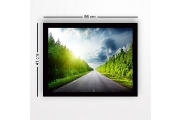 Inramad Canvastavla i trä - 41x56 cm - Vacker landsväg omgiven av grönskande träd och en ljus himmel - Grön / Blå / Gul - Inredning - Tavlor & posters - Canvastavla