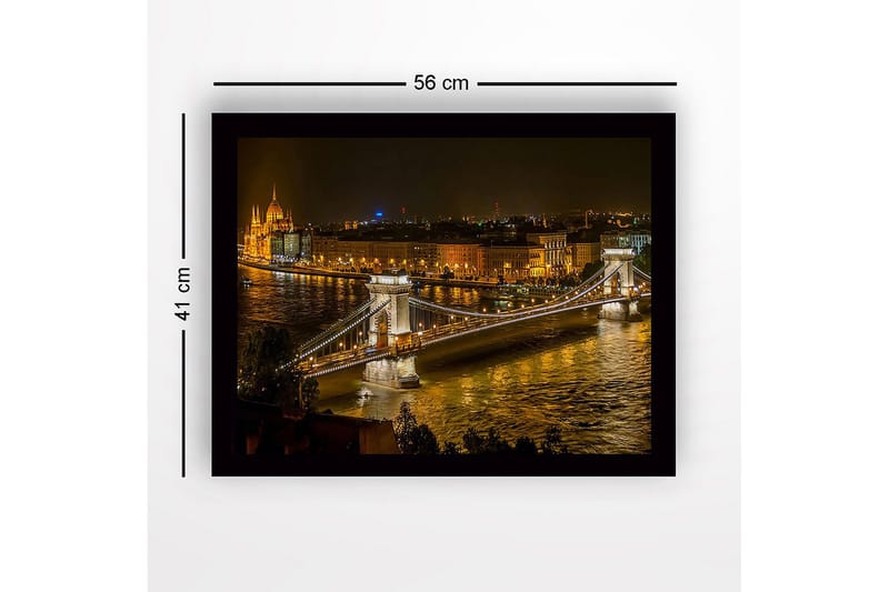 Inramad Canvastavla i trä - 41x56 cm - Vacker nattvy av kedjebron i Budapest med glittrande stadsljus - Guld / Mörkblå / Grå - Inredning - Tavlor & posters - Canvastavla
