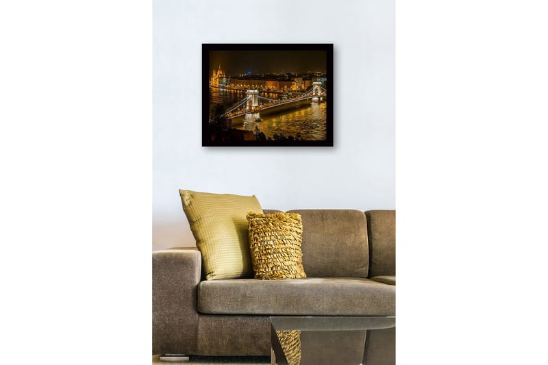 Inramad Canvastavla i trä - 41x56 cm - Vacker nattvy av kedjebron i Budapest med glittrande stadsljus - Guld / Mörkblå / Grå - Inredning - Tavlor & posters - Canvastavla