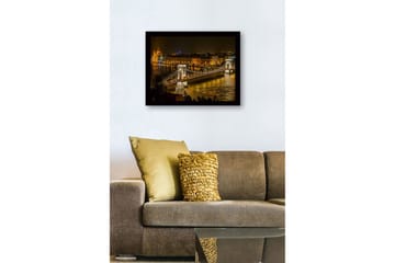 Inramad Canvastavla i trä - 41x56 cm - Vacker nattvy av kedjebron i Budapest med glittrande stadsljus - Guld / Mörkblå / Grå - Inredning - Tavlor & posters - Canvastavla