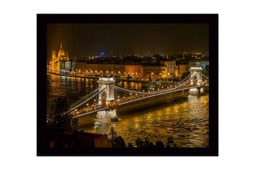 Inramad Canvastavla i trä - 41x56 cm - Vacker nattvy av kedjebron i Budapest med glittrande stadsljus - Guld / Mörkblå / Grå - Inredning - Tavlor & posters - Canvastavla