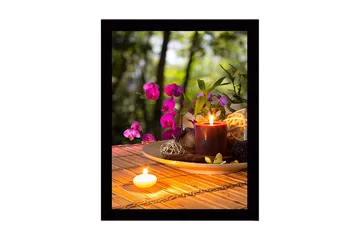 Inramad Canvastavla i trä - 41x56 cm - Vacker samling av blommor och ljus på en träskiva - Lila / Mörkröd / Beige - Inredning - Tavlor & posters - Canvastavla