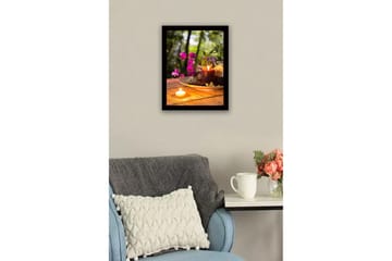 Inramad Canvastavla i trä - 41x56 cm - Vacker samling av blommor och ljus på en träskiva - Lila / Mörkröd / Beige - Inredning - Tavlor & posters - Canvastavla