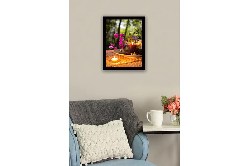 Inramad Canvastavla i trä - 41x56 cm - Vacker samling av blommor och ljus på en träskiva - Lila / Mörkröd / Beige - Inredning - Tavlor & posters - Canvastavla