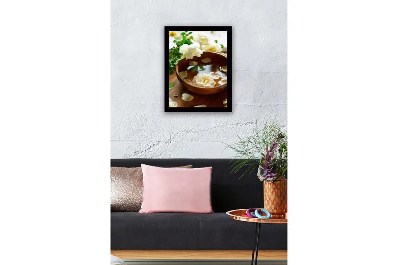 Inramad Canvastavla i trä - 41x56 cm - Vacker skål med flytande blommor och kronblad - Vit / Grön / Brun - Inredning - Tavlor & posters - Canvastavla