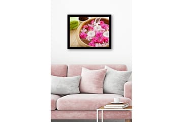Inramad Canvastavla i trä - 41x56 cm - Vacker skål med flytande blommor och ljus - Rosa / Vitt / Brunt - Inredning - Tavlor & posters - Canvastavla