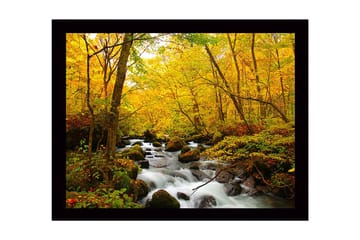 Inramad Canvastavla i trä - 41x56 cm - Vacker skog med en porlande bäck omgiven av gyllene höstlöv - Gult / Grönt / Brunt - Inredning - Tavlor & posters - Canvastavla
