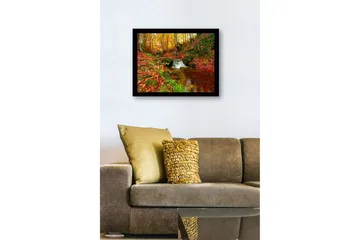 Inramad Canvastavla i trä - 41x56 cm - Vacker skog med en porlande bäck omgiven av höstfärger - Röd / Orange / Grön - Inredning - Tavlor & posters - Canvastavla