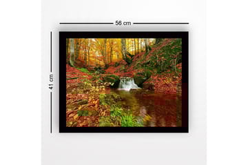 Inramad Canvastavla i trä - 41x56 cm - Vacker skog med en porlande bäck omgiven av höstfärger - Röd / Orange / Grön - Inredning - Tavlor & posters - Canvastavla