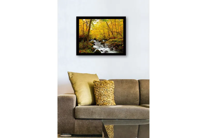 Inramad Canvastavla i trä - 41x56 cm - Vacker skog med en porlande bäck omgiven av gyllene höstlöv - Gult / Grönt / Brunt - Inredning - Tavlor & posters - Canvastavla