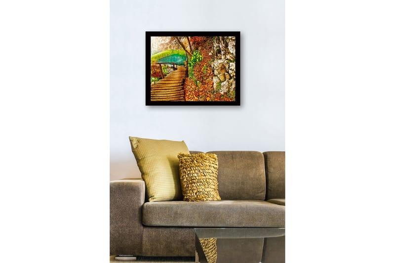 Inramad Canvastavla i trä - 41x56 cm - Vacker skogsstig vid en klar sjö omgiven av höstfärger - Grön / Orange / Brun - Inredning - Tavlor & posters - Canvastavla