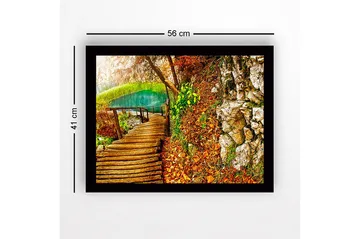 Inramad Canvastavla i trä - 41x56 cm - Vacker skogsstig vid en klar sjö omgiven av höstfärger - Grön / Orange / Brun - Inredning - Tavlor & posters - Canvastavla