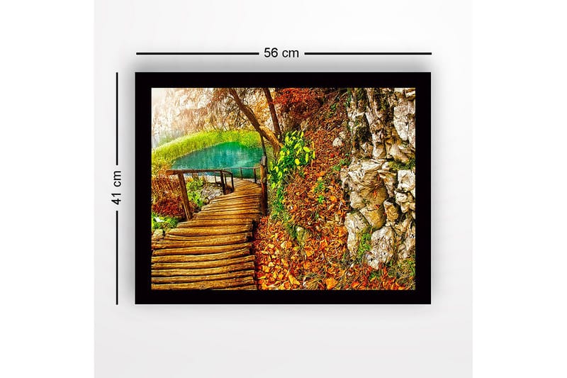 Inramad Canvastavla i trä - 41x56 cm - Vacker skogsstig vid en klar sjö omgiven av höstfärger - Grön / Orange / Brun - Inredning - Tavlor & posters - Canvastavla