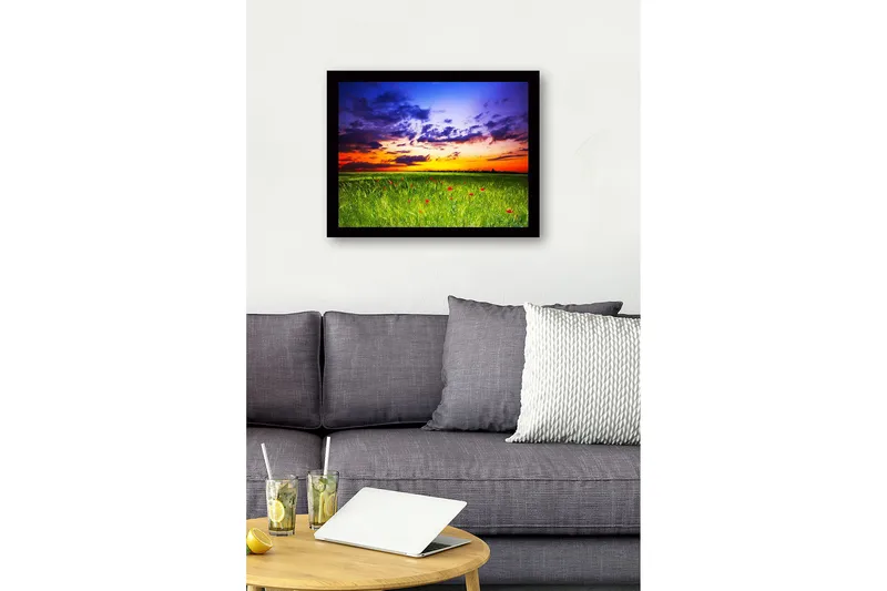 Inramad Canvastavla i trä - 41x56 cm - Vacker solnedgång över en grön äng med röda vallmo - Grön / Orange / Blå - Inredning - Tavlor & posters - Canvastavla