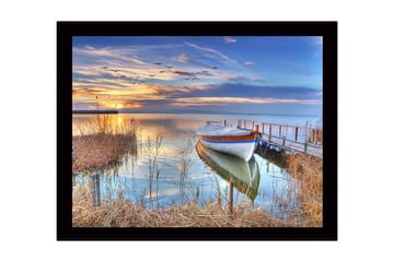 Inramad Canvastavla i trä - 41x56 cm - Vacker solnedgång över en stilla sjö med en båt vid bryggan - Blå / Orange / Grön - Inredning - Tavlor & posters - Canvastavla