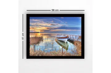 Inramad Canvastavla i trä - 41x56 cm - Vacker solnedgång över en stilla sjö med en båt vid bryggan - Blå / Orange / Grön - Inredning - Tavlor & posters - Canvastavla