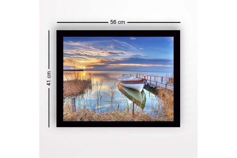 Inramad Canvastavla i trä - 41x56 cm - Vacker solnedgång över en stilla sjö med en båt vid bryggan - Blå / Orange / Grön - Inredning - Tavlor & posters - Canvastavla