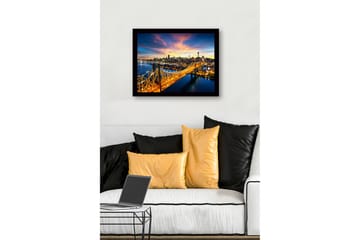 Inramad Canvastavla i trä - 41x56 cm - Vacker stadsbild av en bro med en glittrande skyline i bakgrunden - Guld / Blå / Rosa - Inredning - Tavlor & posters - Canvastavla