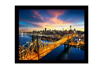 Inramad Canvastavla i trä - 41x56 cm - Vacker stadsbild av en bro med en glittrande skyline i bakgrunden - Guld / Blå / Rosa - Inredning - Tavlor & posters - Canvastavla