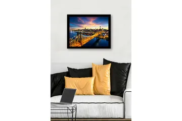 Inramad Canvastavla i trä - 41x56 cm - Vacker stadsbild av en bro med en glittrande skyline i bakgrunden - Guld / Blå / Rosa - Inredning - Tavlor & posters - Canvastavla