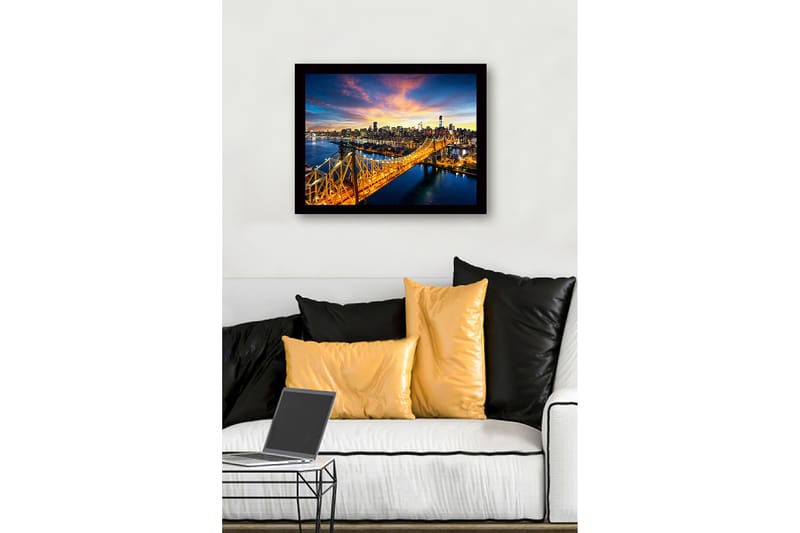 Inramad Canvastavla i trä - 41x56 cm - Vacker stadsbild av en bro med en glittrande skyline i bakgrunden - Guld / Blå / Rosa - Inredning - Tavlor & posters - Canvastavla