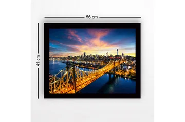 Inramad Canvastavla i trä - 41x56 cm - Vacker stadsbild av en bro med en glittrande skyline i bakgrunden - Guld / Blå / Rosa - Inredning - Tavlor & posters - Canvastavla
